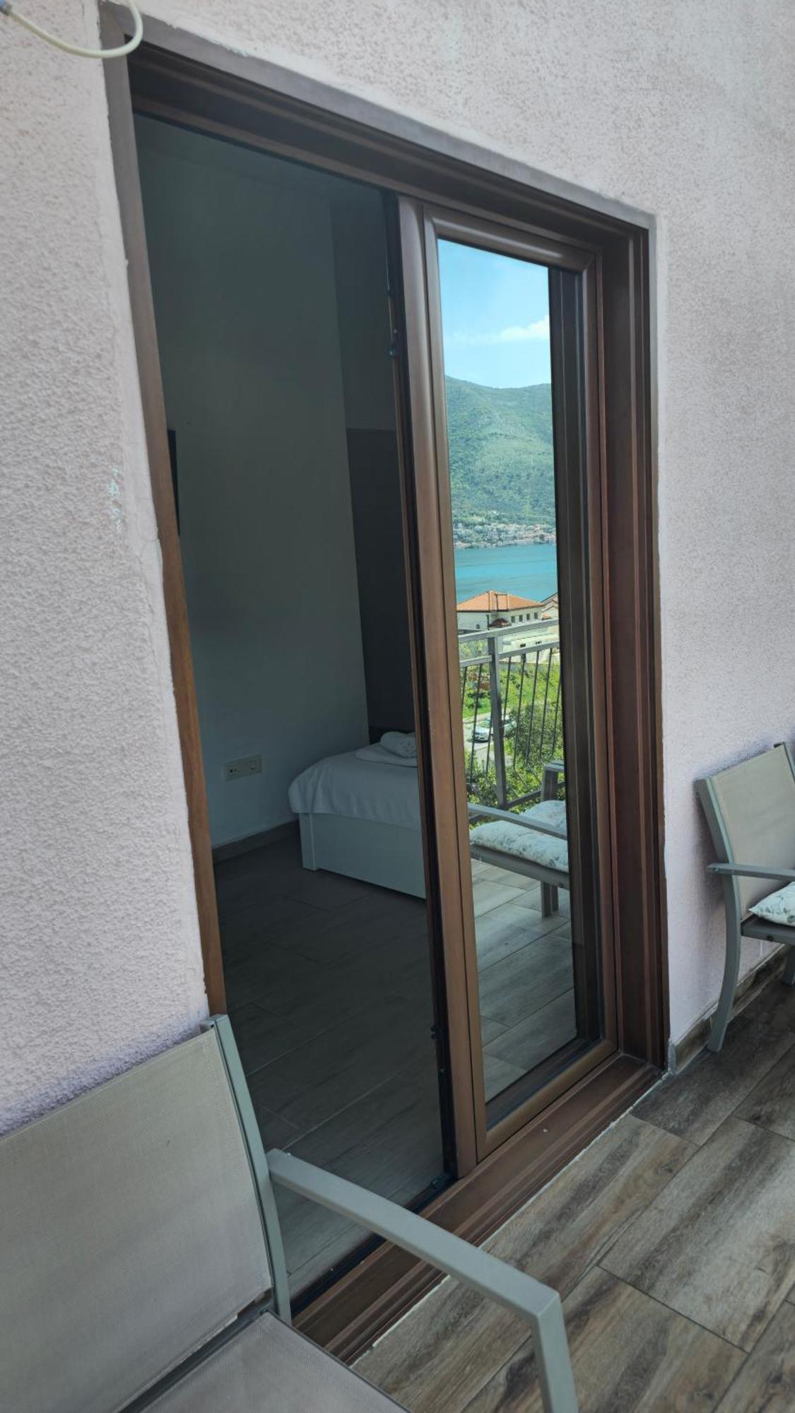 Appartamento Modern Seaside Escape - Stunning Sea View - Private & Stylish Cattaro Esterno foto