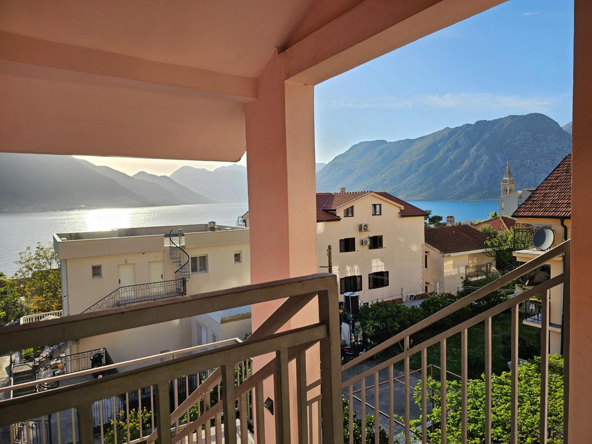 Appartamento Modern Seaside Escape - Stunning Sea View - Private & Stylish Cattaro Esterno foto